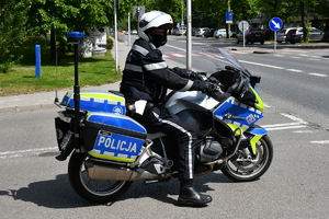 policjant motocyklista siedzi na motocyklu