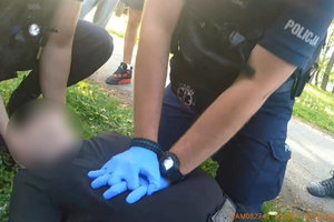 na zdjęciu policjant w trakcie resuscytacji nieprzytomnego mężczyzny