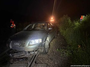 Auto porzucone na torowisku.