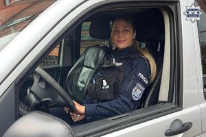 Na zdjęciu policjantka