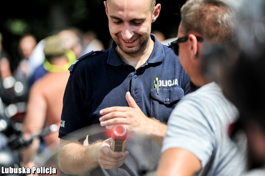 Praca policjantów podczas festiwalu w Kostrzynie Policja pl Portal