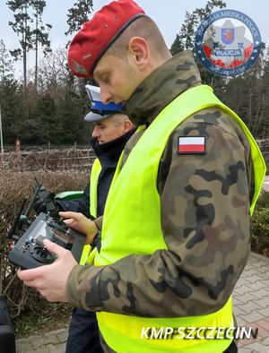 Szczecińscy Policjanci we współpracy z funkcjonariuszami Żandarmerii Wojskowej z lądu i powietrza sprawdzali zachowania kierowców na przejściach dla pieszych