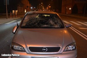 Samochód osobowy z rozbita przednią szybą na miejscu zdarzenia drogowego w porze nocnej