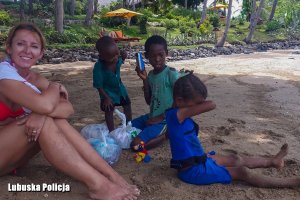 kobieta i dzieci z Afryki na plaży