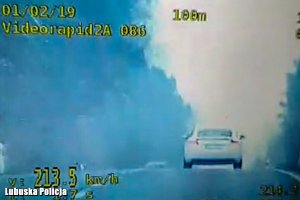 Screen z videorejestratora ukazujący na samochód, któremu zarejestrowano prędkość 213 kilometrów na godzinę