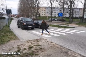 kobieta unika potrącenia przez samochód osobowy