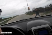 kobieta ucieka sprzed jadącego pojazdu