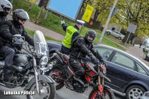 motocykliści i policjant kierujący ruchem