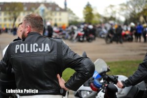 Policjant przy motocyklu