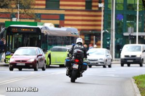 Policjant na motocyklu w ruchu miejskim