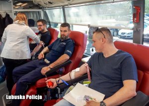 Policjanci w krwiobusie przygotowani do oddania krwi