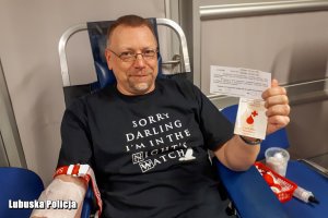 mężczyzna oddaje krew