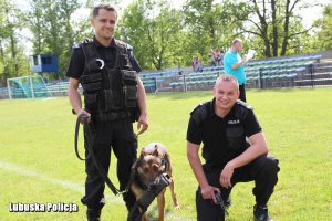 Dwóch policjantów z psem słuzbowym