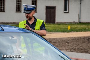 Policjant ruchu drogowego  dokonujący kontroli kierowcy