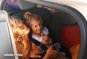 Dziewczynka w samochodzie