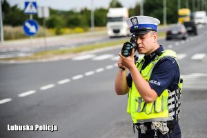 policjant kontroluje prędkość