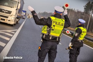 policjanci zatrzymują pojazdy do kontroli