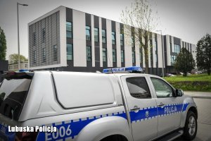 Budynek Komendy Wojewódzkiej Policji  w Gorzowie Wielkopolskim i radiowóz oznakowany