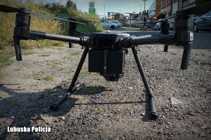 dron stoi na ziemi