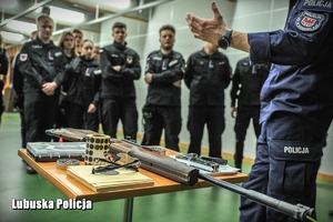 policjant tłumaczy zasady turnieju zawodnikom