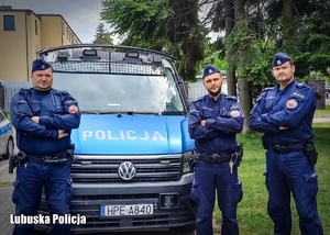 Policjanci Samodzielnego Pododdziału Prewencji Policji z Gorzowa Wielkopolskiego przy radiowozie
