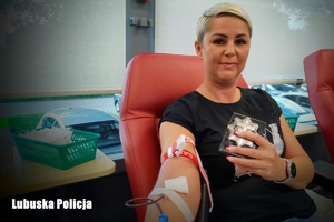 kobieta oddaje krew w krwiobusie