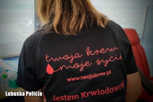 napis na koszulce kobiety pobierającej krew