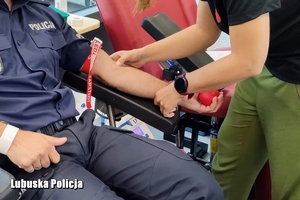 policjant oddaje krew w krwiobusie