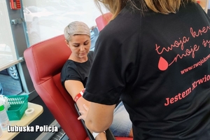 kobieta oddaje krew w krwiobusie