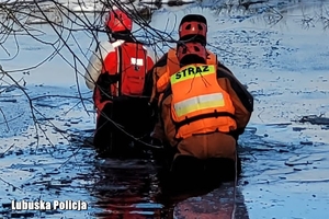 strażacy sprawdzają rzekę