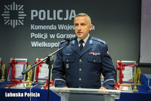 inspektor Jerzy Czebreszuk przemawia do mikrofonu