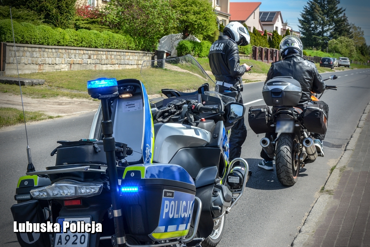 Służba policyjnego motocyklisty w oku kamery Policja pl Portal