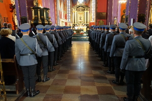 Kompania Honorowa KWP w Bydgoszczy w kościele podczas mszy.