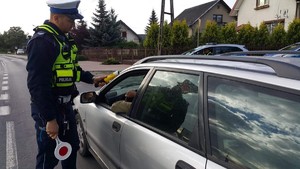 Policjant z aleksandrowskiej &quot;drogówki&quot; kontroluje trzeźwość kierowcy