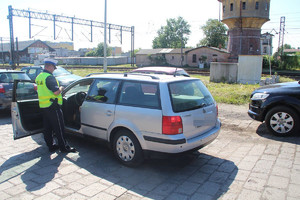 Policjant z nakielskiej &quot;drogówki&quot; kontroluje kierowcę volkswagena bora