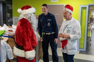 Mikołaj i policjant rozmawiają z lekarzem