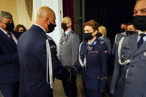 Komendant wręcza medal policjantce
