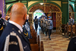 Kompania honorowa Policji wchodzi do kościoła.