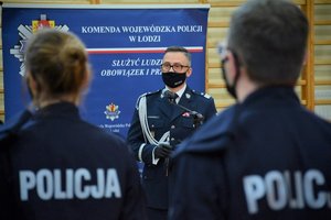 Sala gimnastyczna Oddziału Prewencji Policji w Łodzi, uroczystość ślubowania, przemówienie komendanta wojewódzkiego policji.