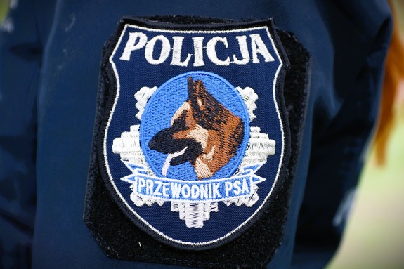 policyjny emblemat  z napisem -Przewodnik psa.