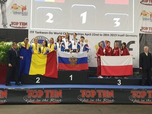 Marta Mysur z drużyną podczas dekoracji w Mistrzostwach Świata w Taekwondo.