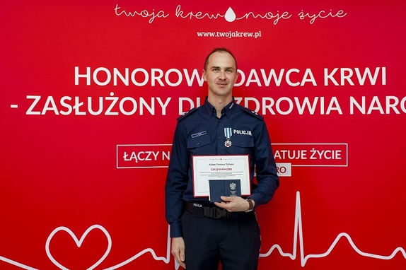 Odznaczony odznaką Honorowy Dawca Krwi - Zasłużony dla Zdrowia Narodu podkomisarz Adam Tybura.