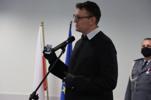 Ślubowanie nowych policjantów, do których przemawia kapelan ks. Jarosław Rożek