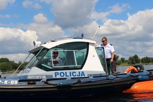 Policjanci na łodzi - ćwiczenia ratownicze nad Jeziorem Tarnobrzeskim