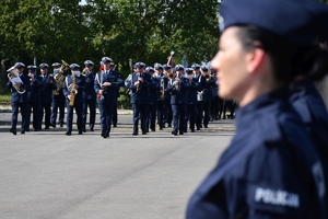 Policjanci podczas uroczystego ślubowania na placu OPP w Rzeszowie