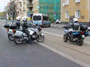 na zdjeciu widac 3 motocykle policyjne i duzy policyjny bus zabezpieczajacy bieg