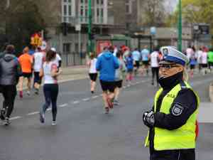 policjant zabezpieczający bieg w poznaniu