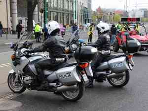 policyjny patrol motocyklowy zabezpieczajacy trase maratonu