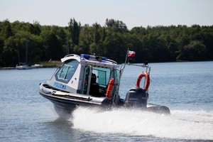 Policyjna motorówka płynie po jeziorze