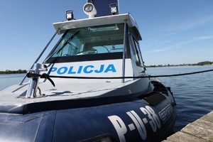 Policyjna motorówka zacumowana na jeziorze